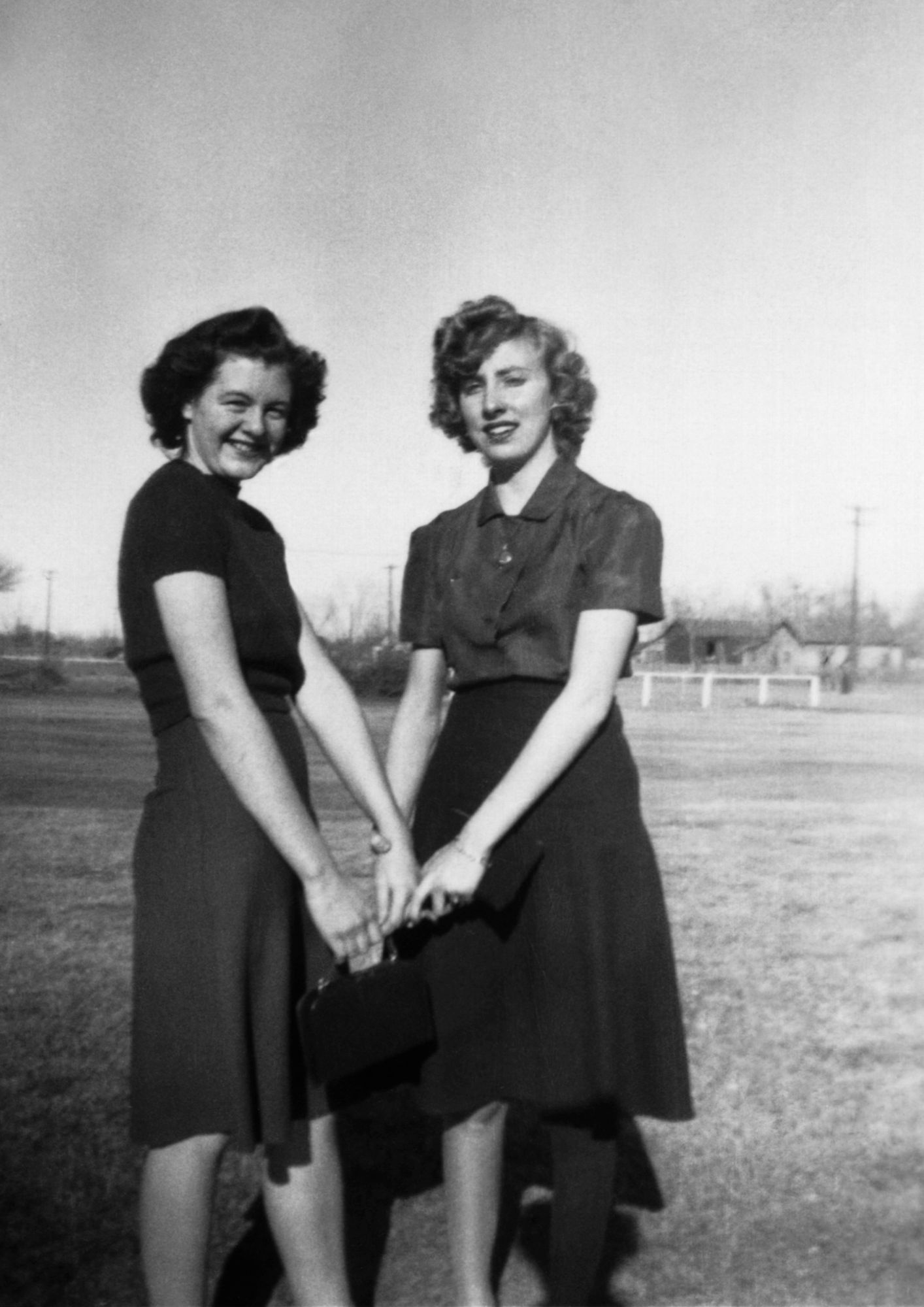 Photo ancienne de deux femmes souriantes se tenant la main, symbolisant l’histoire familiale de Pasta Basta